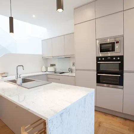 2-bed Townhouse With Garden And Private Parking In D04 Semesterbostad