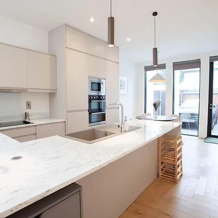 Semesterbostad 2-bed Townhouse With Garden And Private Parking In D04 Dublin