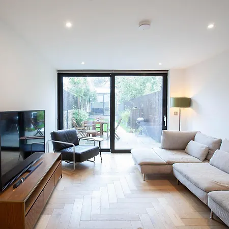 2-bed Townhouse With Garden And Private Parking In D04 بيت للعطل *