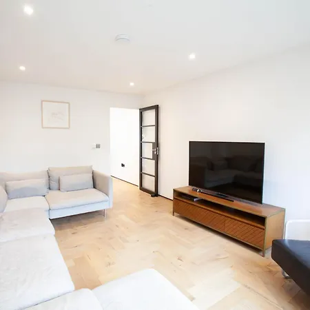 2-bed Townhouse With Garden And Private Parking In D04 بيت للعطل *