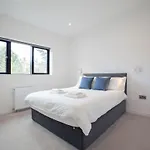 펜션 2-bed Townhouse With Garden And Private Parking In D04 *