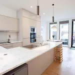 펜션 2-bed Townhouse With Garden And Private Parking In D04 더블린