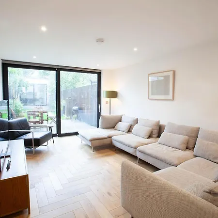 펜션 2-bed Townhouse With Garden And Private Parking In D04 *